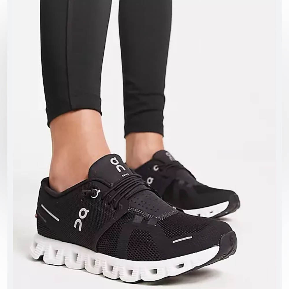 On Cloud 6 Sneakers in Black /white women size 9.5 gently used - Picture 2 of 16
